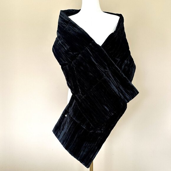 SOLD CAbi Black Velvet Drama Scarf Artsy Quilted Pockets Buttons Casual Formal W - Picture 3 of 6